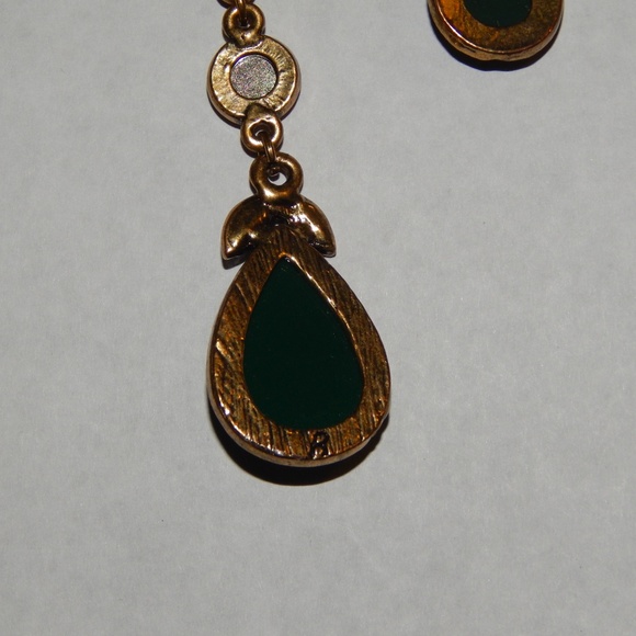 Necklace Gold Tone Green Faceted Un Signed Bib - Picture 6 of 7